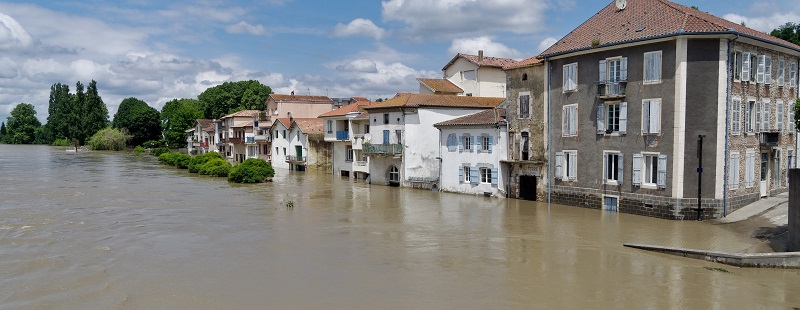 Inondation par crue d'un cours d'eau en ville
