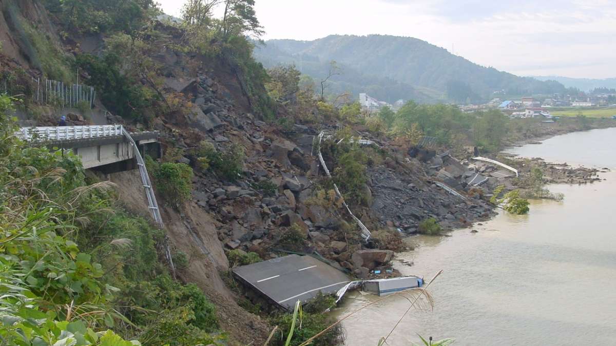 Route effondrée en bord de mer lors du séisme d'Aquila