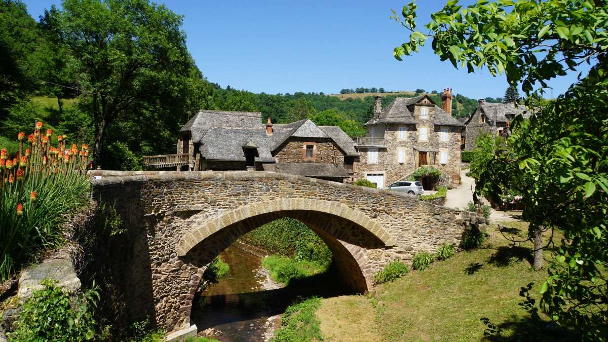 Petit pont en pierre réhabilité vers Estaing (village médiéval)